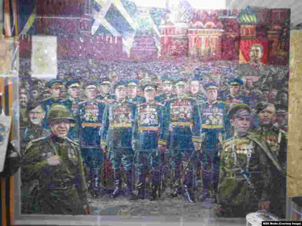 На другой фотографии, которую опубликовало "МБХ медиа", изображен плакат с портретом Иосифа Сталина (вверху справа).&nbsp;Позже представитель РПЦ подтвердил подлинность снимков. "Не всем нравится [образ Сталина], может быть, многие наши родственники были несправедливо репрессированы [под его властью], в том числе и мои. Но мы не можем вырвать эту страницу из истории", - заявил он, комментируя портрет&nbsp;человека, ответственного за гибель миллионов советских людей и закрытие или снос сотен церквей и монастырей.&nbsp; 