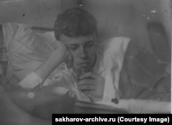 Fotografija snimljena 1938.-40., otprilike u vrijeme kada bi Saharov počeo pohađati univerzitet. Kao neko ko je svoje obrazovanje započeo kod kuće, priznao je da ima "najveće poteškoće u prilagođavanju svojim školskim kolegama", a odvojio se i na fakultetu. "Upravo na fizički način, Andrej je bio posebno vidljiv ... visok, mršav, u svojim nepromjenjivim crnim, uskim i kratkastim hlačama i crnom, uskom kaputu s kratkim rukavima", opisivao ga je jedan univerzitetski kolega iz razreda. "Svi se svađaju i uznemiruju, ali samo je Andrej, držeći pod rukom paket knjiga i bilježnica, tih i čini se da je previše sramežljiv da bilo što kaže. Gledajući ga, pomislio sam: 'Jadni dječak!' Bilo mi je žao zbog njega. Bio je tako sramežljiv i nespretan. Šta će biti s njim?”