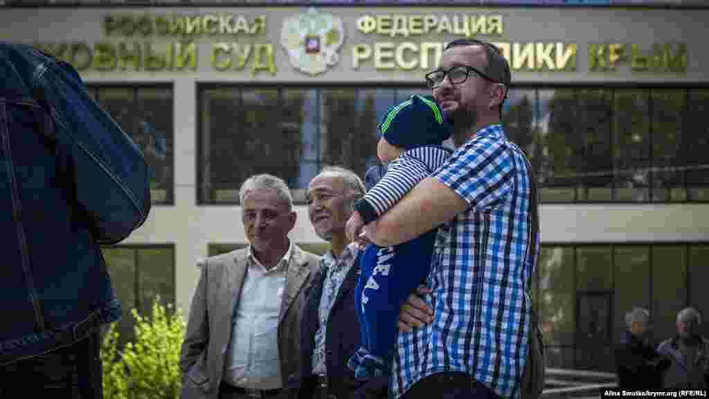 Nariman Celâl Qırımda Rusiye akimiyeti tarafından taqip etilgen qırımtatar faallerine qoltuta. Bu fotoresimde 2017 senesi Rusiye kontrolindeki Qırım Yuqarı mahkemesiniñ binası ögünde oğlunen tura