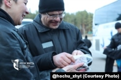 Віктар Бабарыка і Марыя Калесьнікава пасьля вызваленьня і вывазу ва Ўкраіну. 13 сьнежня 2025 году