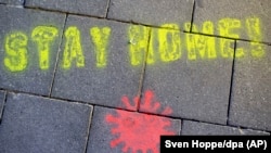 Grafitti făcut în Munchen, Germania cu sfatul generalizat „Stay Home" (Stați acasă)