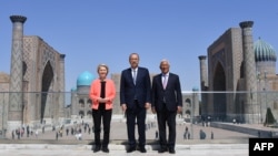 Avropa Komissiyasının sədri Ursula Fon der Lyayen, Özbəkistanın baş naziri Abdulla Aripov və Avropa İttifaqı Şurasının sədri Antonio Koşta aprelin 3-də Aİ-Mərkəzi Asiya sammiti ərəfəsində Səmərqənd şəhərindəki Reqistan meydanında olublar.