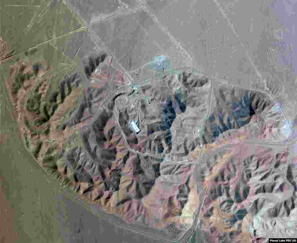 Іранскі аб’ект па ўзбагачэньні паліва ў Фардо паказаны на фотаздымках 19 чэрвеня, як ён выглядаў да амэрыканскага ўдару, і 22 чэрвеня, пасьля атакі