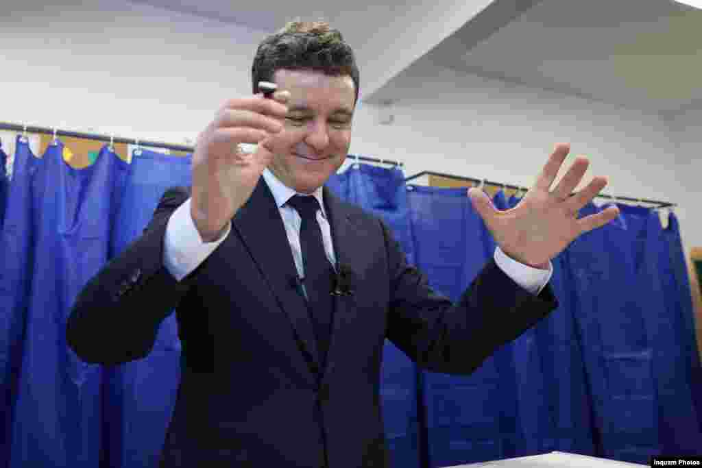 Candidatul independent Nicușor Dan a mers la vot împreună cu soția sa.Nicuşor Dan a declarat că a votat pentru „mulţi oameni tăcuţi, muncitori, pe care nu i-a reprezentat nimeni până acum”.„Am votat cu realism, pentru că România trăiește un moment dificil. Am votat pentru acel candidat care poate face dreptate pentru români”, a mai spus Nicușor Dan.