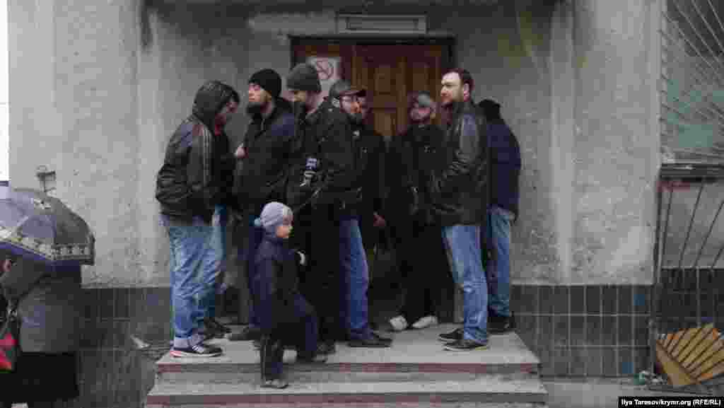 Незважаючи на негоду, підтримати обвинувачених прийшло близько п'ятдесяти активістів