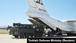 Թուրքիա - Անկարայի մոտ գտնվող «Մուրթեդ» ավիացիոն ռազմակայանում ռուսական ռազմական բեռնատար օդանավից դուրս են բերում C-400-ի բաղադրիչները, 27-ը օգոստոսի, 2019թ․