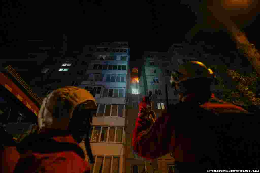 Рятувальники під час ліквідації наслідків російської атаки у Дніпровському районі Києва