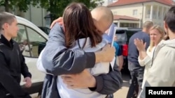 Сяргей Ціханоўскі пасьля вызваленьня абдымае жонку Сьвятлану. Вільня, 21 чэрвеня 2025