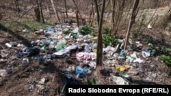 Дива депонија во близина на Катлановката бања