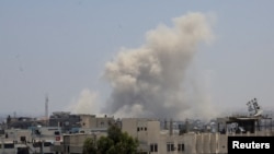 Зарбалар ортидан Хон-Юнисда кўтарилаётган тутун. 16 июн, 2025 йил.