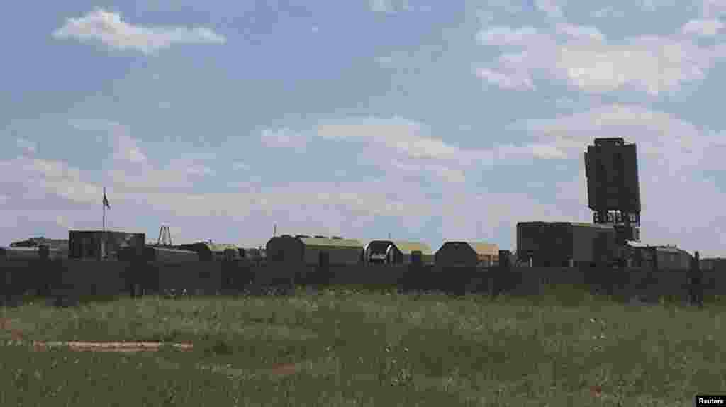 Još jedan vojni aerodrom se nalazi u Džankoju, udaljenom 40 kilometara od kopna teritorije Ukrajine. Prema zapažanju Reutersa, tu se nalazi najmanje sedam vojnih Mi-24 helikoptera i kontingent vojne opreme.&nbsp;Na fotografiji: vojni kamion na aerodromu u Džankoju.