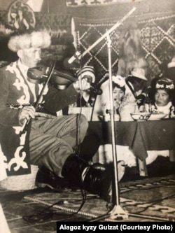 Кадыр ата мектепте скрипка чертип жаткан учуру.