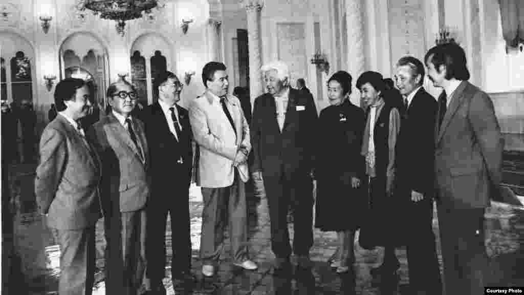 Муса Мураталиев (оңдо) Кремлде кыргыз жазуучулары менен. 1986-жыл. Солдон онду карай: К. Жусупов, К. Артыкбаев, С. Жусуев, Т. Сыдыкбеков, Ч. Айтматов, З.Сооронбаева, М. Абылкасымова, Т. Касымбеков. Сүрөттү тарткан Н. Кочнев.&nbsp;