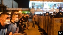 Полицейска блокада по време на протестите след оповестяването на резултатите от изборите в Беларус