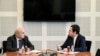 Foto e një takimi midis liderit të LDK-së Isa Mustafa dhe atij të Vetëvendosjes, Albin Kurti