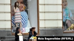 В целом четыре из пяти названных гражданами главных проблем имеют отношение к социально-экономической сфере. Речь о безработице, бедности, росте цен и небольшом размере пенсий