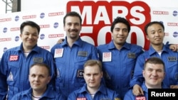 Марска "жалган саякатка" чыгууну самаган жети адамдын алтоо кемеге "камалды"