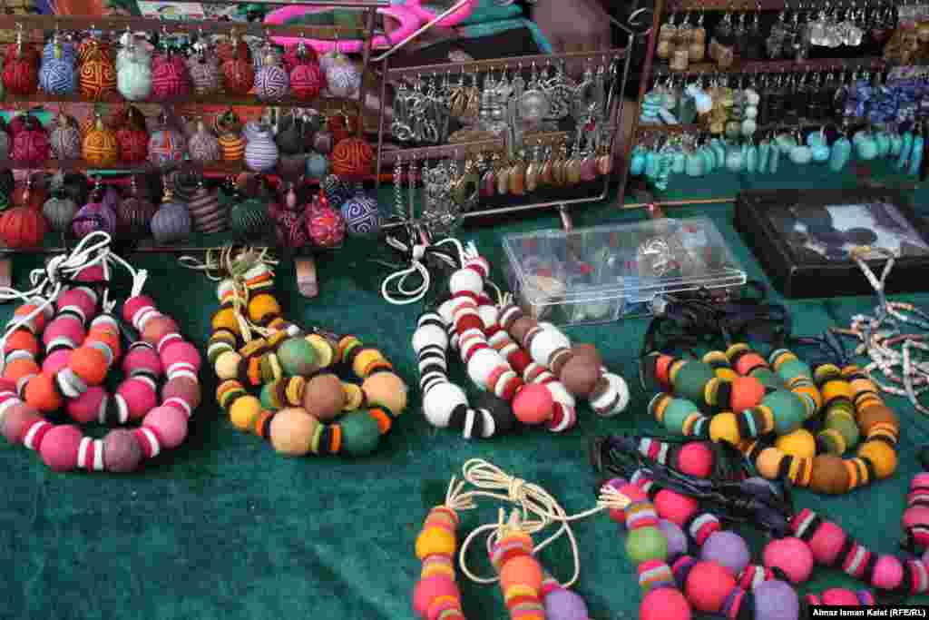 Пестрая палитра этнических украшений. 