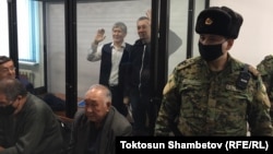 Алмазбек Атамбаев жана Фарид Ниязов сот залында. 2020-жылдын 23-декабры.