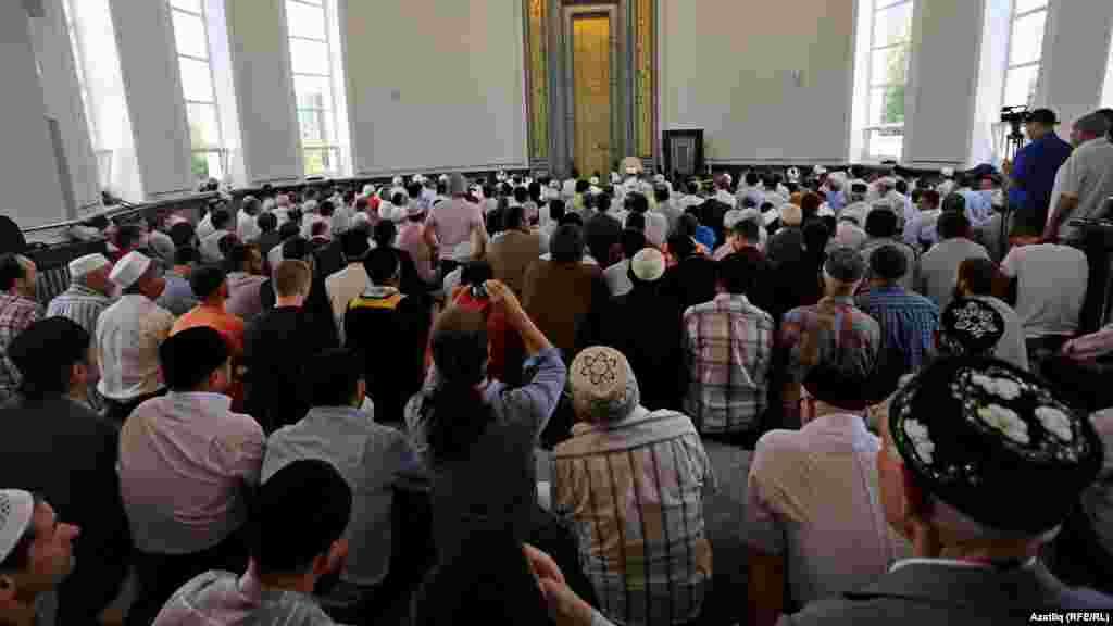 "Ярдәм" мәчетендә 300ләп мөселман җомга намазы укыды
