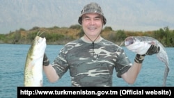 G.Berdimuhamedow tutan balyklary bilen surata düşdi. TDH-nyň suraty