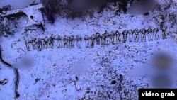 რუსეთის არმიის დაღუპული სამხედროების ცხედრები კურსკის ოლქში. რადიო თავისუფლების უკრაინული სამსახურის წყაროთა ცნობით, მათ შორის არიან ჩრდილოეთ კორეელი ჯარისკაცებიც.