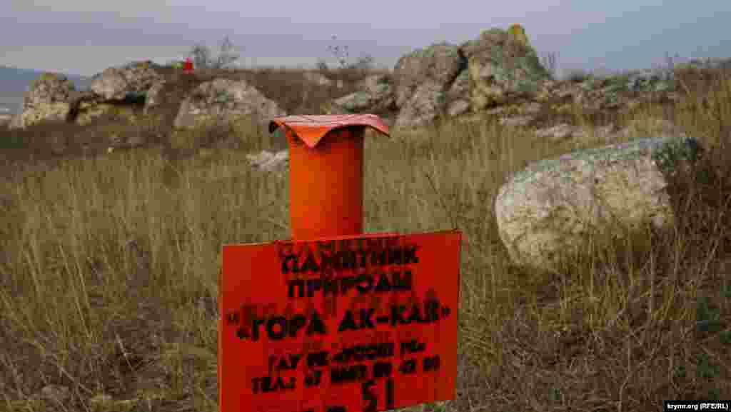 У 2017 році знамените плато по периметру &laquo;обклали&raquo; ось такими металевими табличками