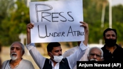 په اسلام اباد کې خبریالان او د مدني ټولنو فعالان پر رسنیو د محدودیتونو ضد د احتجاج پر مهال - د ۲۰۲۱ز کال د می ۲۸مې تنځور