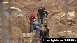 Чолпон-Атадагы ат майдандын курулушу. 18-август, 2014-жыл (архивдик сүрөт).