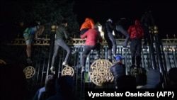 Бишкектеги Ак үйдүн дарбазасынан ашып өтүүгө аракеттенгендер, 5-октябрь, 2020