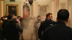 Mbështetësit e presidentit të SHBA-së, Donald Trump, shihen brenda në Kongres, ndërsa tymi mbush korridorin, 6 janar 2021,  Uashington.