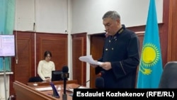Судья Динмухаммед Адайбаев зачитывает приговор экс-полицейским по делу о пытках в Кошмамбете. Алматинская область, 17 января 2025 г.