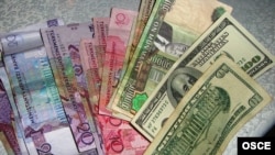 Illýustrasiýa suraty. Täze we köne türkmen manady hem-de dollar