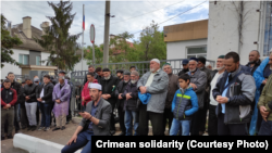 Кримськотатарські активісти біля будівлі підконтрольного Росії Кримського гарнізонного військового суду, 18 травня 2021 року