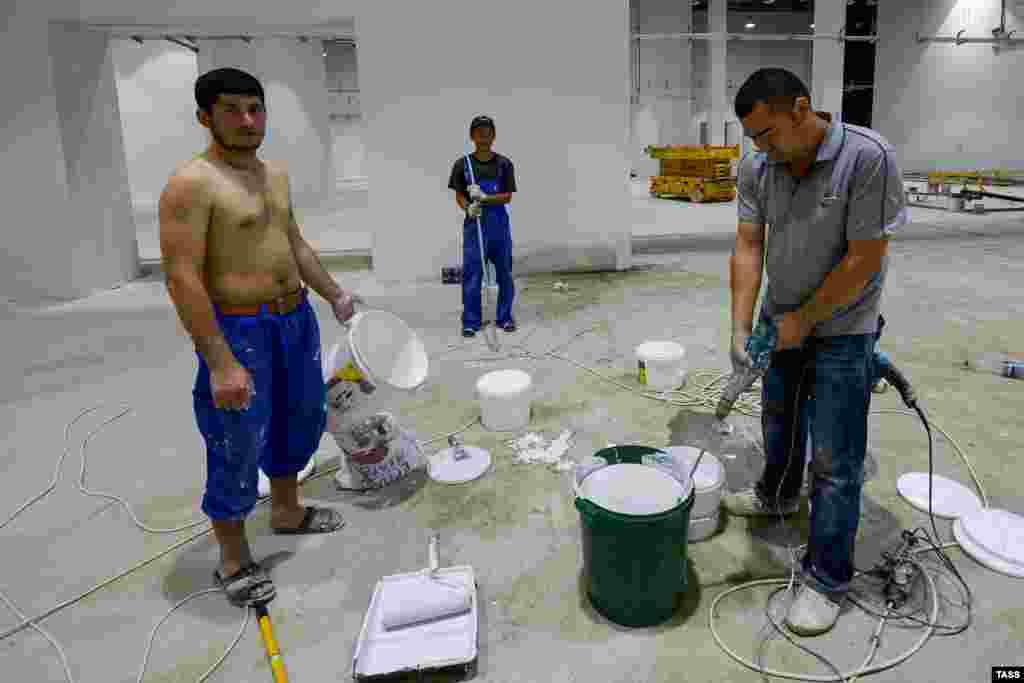 Сообщения о массовых задержаниях также поступали из Сочи, где труд мигрантов использовался для подготовки к зимней Олимпиаде 2014 года. По данным Human Rights Watch, облавы на мигрантов здесь начались в сентябре, после того как губернатор Краснодарского края Александр Ткачев созвал так называемые рейдовые бригады для "очистки" улиц города.