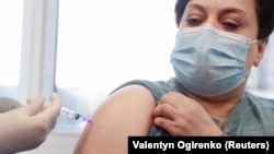 Украин аял индиялык "Covishield" вакцинасы менен эмделүүдө. Бул вакцина  Оксфорд университети менен  AstraZeneca  компаниясы биргелешип өндүргөн вакцинага негизделген. Киев шаары. 2021-жылдын 5-марты.