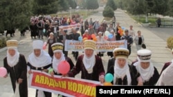 Аялдардын жүрүшүнөн. Кара-Суу шаары,15-октябрь, 2012.                         