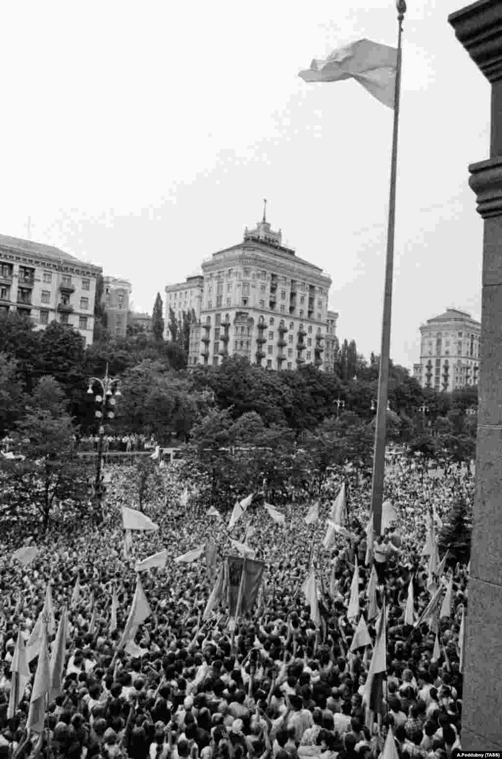 АРХІВНЕ ФОТО.&nbsp;Підняття українського національного прапора на прапорній щоглі біля будинку Київської міської ради на Хрещатику. Київ, 24 липня 1990 року