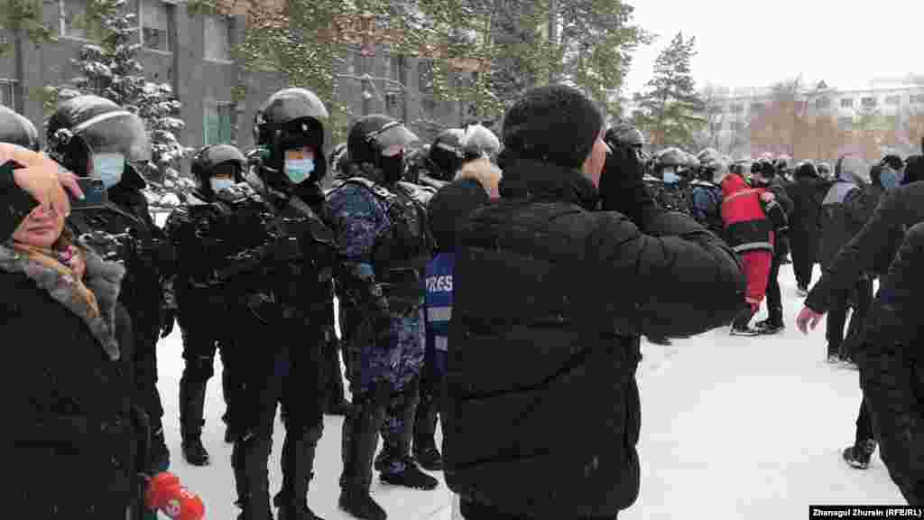 Актөбө облусунун акимчилигинин имаратынын алдына&nbsp; дагы эл чогулду. 5-январь, 2022-жыл.&nbsp;