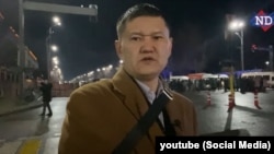 Тәуелсіз журналист, Ne deidi YouTube-арнасының авторы Думан Мұхаммедкәрім 2022 жылғы Қаңтар оқиғасы кезінде Алматының орталық алаңында тұр.