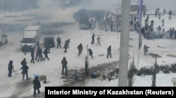 درگیری معترضان به افزایش قیمت سوخت با نیروهای امنیتی در پنجم ژانویه