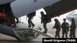  Жамааттык коопсуздук келишими уюмунун бейпилдик орнотуу күчтөрү Казакстандан кетип жаткан учуру.