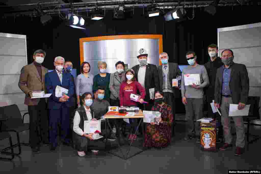 Сынакта жеңүүчү болгондор "Азаттыктын" студиясында. Айрым жеңүүчүлөр шартка байланыштуу келе алган жок.