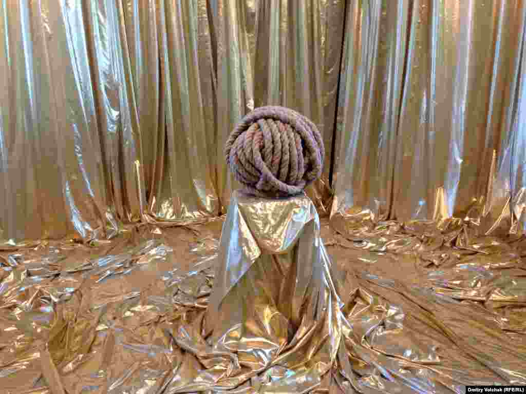 Последняя инсталляция Джеймса Ли Байарса (1932-1997) "Байарс - слон" на выставке Prima Materia