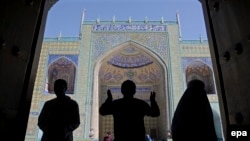 Силуэты людей на фоне мечети в Афганистане.