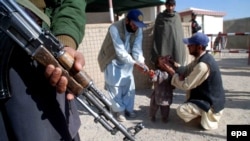 پخوانی تصویر: په چمن کې يو ماشوم ته د پوليو واکسين کېږي