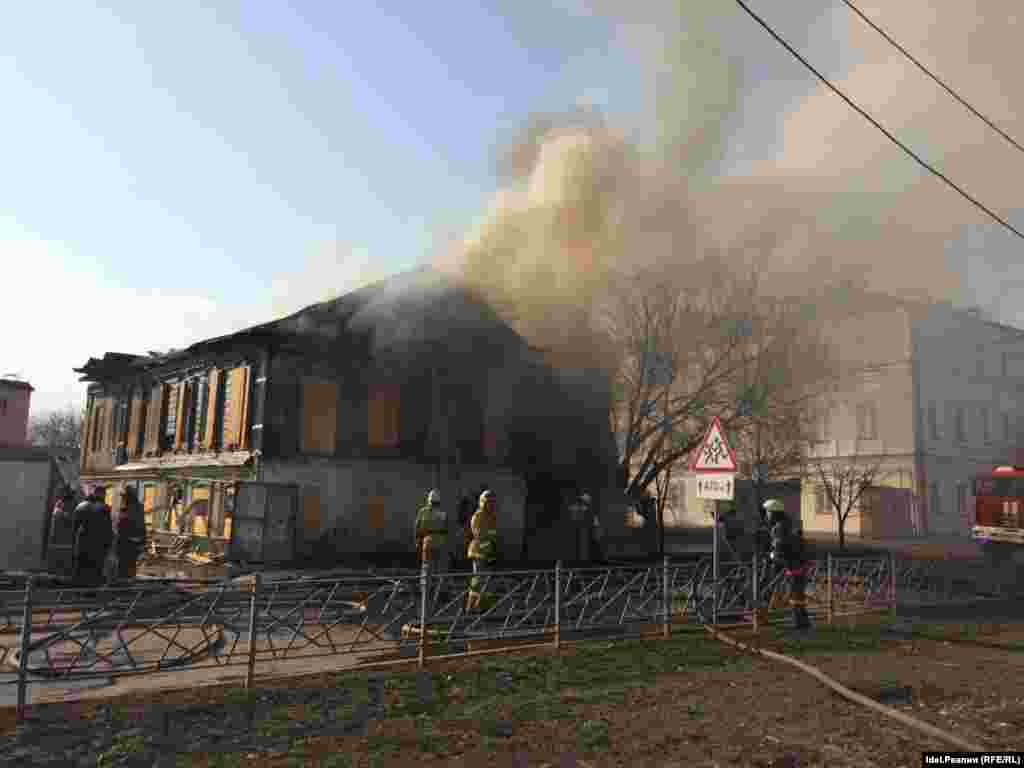 Неподалеку от здания фабрики сегодня горело еще одно историческое сооружение.&nbsp;По открытым данным, дом по адресу Марджани, 44 представляет собой памятник жилой&nbsp;архитектуры 1873 года "Дом Багаутдиновой - Апанаевой", объект культурного наследия республиканского значения. По данным управления архитектуры и градостроительства Казани, дом был построен по проекту архитектора Романова женой указного муллы первой соборной мечети Казани Багаутдиновой. После смерти ее мужа Шигабутдина Марджани этот дом перешел младшей дочери хазрата, Бибихавве Апанаевой, которая была замужем за видным религиозным и общественным деятелем, муллой Сеннобазарской мечети Апанаевым