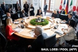 Міністерка закордонних справ Канади Мелані Жолі (у центрі) виступає під час зустрічі міністрів закордонних справ країн G7 у Ла-Мальбе, Квебек, Канада, 13 березня 2025 року