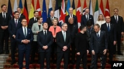 Liderii celor 18 state participante la reuniunea de la Londra din 2 martie 2025, unde s-au purtat discuții privind situația din Ucraina și posibilele soluții pentru un acord de pace.