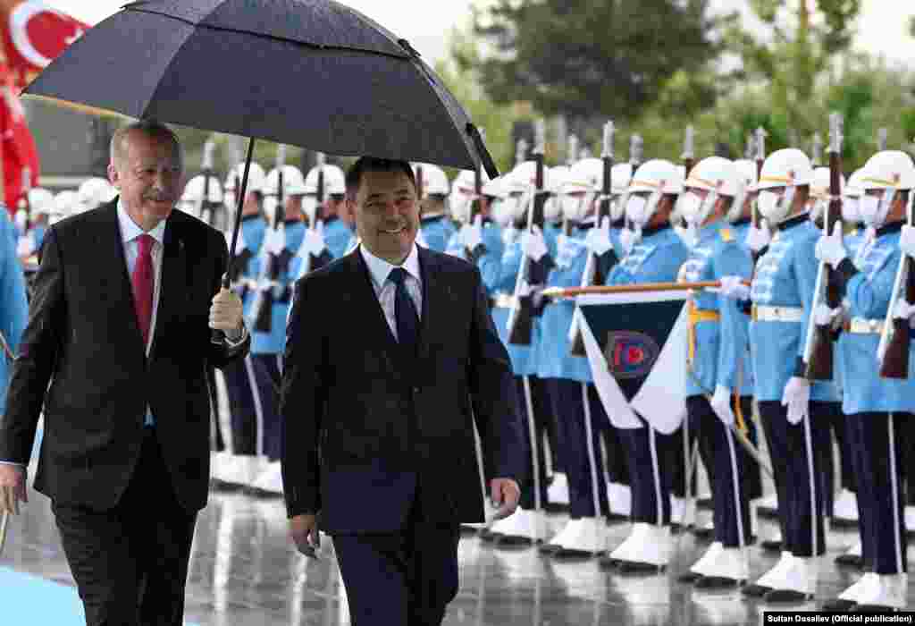 Эки лидер көп тараптуу алаканы, Түрк тилдүү мамлекеттердин кызматташуу кеңешинин алкагындагы байланышты талкуулашты.